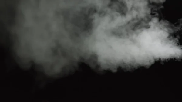 Vapor de agua blanca sobre fondo negro. Primer plano de tiro. El humo blanco flotando lentamente se levanta. Nube Haze abstracta. Efecto de niebla de animación. Efecto de corriente de humo 4K — Foto de Stock