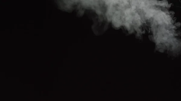 Λευκοί υδρατμοί σε μαύρο φόντο. Κοντινό πλάνο. Η λευκή φλόγα που επιπλέει αργά ανεβαίνει. Αφηρημένο σύννεφο Haze. Κινούμενα σχέδια. Φαινόμενο ροής καπνού 4K — Φωτογραφία Αρχείου
