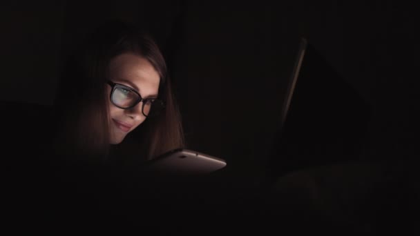 Zbliżenie samotnej młodej kobiety leżącej na kanapie i używającej smartfona w nocy. Przygnębiona milenijna kobieta gapiąca się w ekran telefonu komórkowego i myśląca. Pojęcie bolesnego rozstania — Wideo stockowe