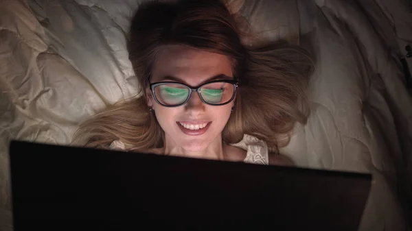 Top View Nuori nainen sängyssä Työskentely kannettavan tietokoneen yöllä. Opiskelija Valmistautuminen Tentit, Poikkeuksellisen omistettu projektipäällikkö viimeistely Työ sängyssä yöllä. — kuvapankkivalokuva