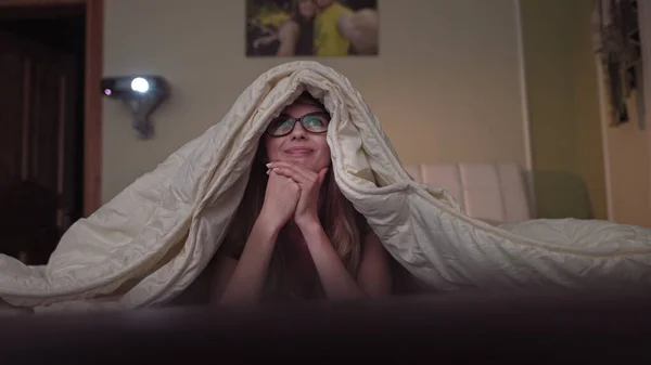 Jeune fille regarder un film sur un projecteur, se réjouit montrant des émotions — Photo