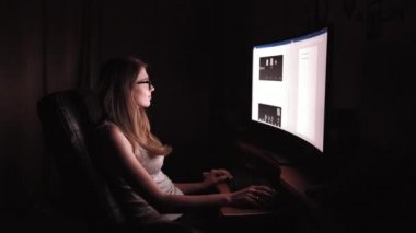 Çok çalışan yorgun iş kadını gece geç saatlere kadar çalışıyor. Gece geç saatlere kadar çalışıyor. Çalışan kadın fazla mesai yapıyor. Yorgun iş kadını bilgisayar kumandalı sohbet programı. İnternet üzerinden iş görüşmesi Webinar..