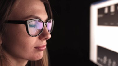 Stresli iş kadını gece geç saatlere kadar ofiste çalışır, çok fazla kahve içer ve kendini yorgun hisseder.