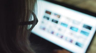 Kız bilgisayar çalışmasını bitiriyor. Azim kavramı, evden çalışma, akıllı teknoloji ve web dünyasıyla bağlantı