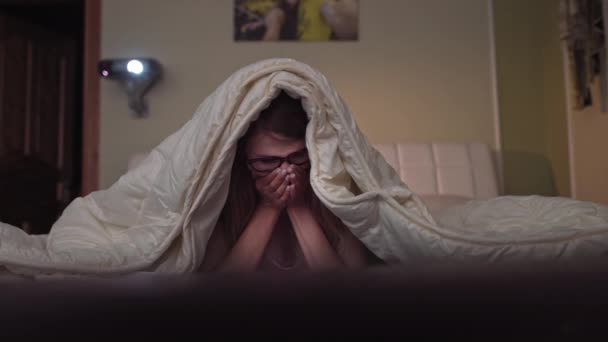 Giovane ragazza che guarda un film su un proiettore, gioisce mostrando emozioni — Video Stock
