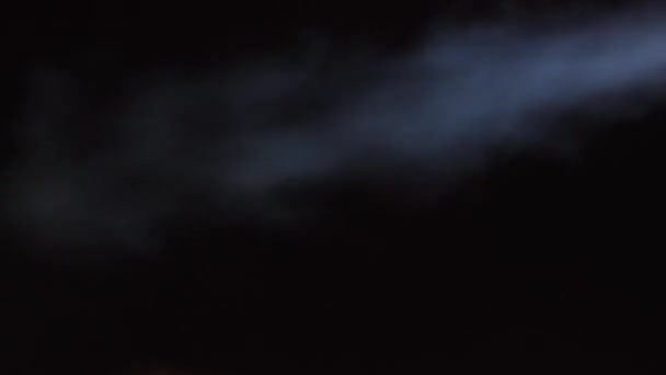 Vapor de agua blanca sobre fondo negro. Primer plano 4k. Humo gris atmosférico realista sobre fondo negro. El humo blanco flotando lentamente se levanta. Nube Haze abstracta. Efecto de niebla de animación. Humo. — Vídeo de stock