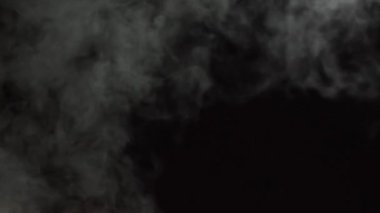 Karanlık Arkaplanda Yavaş Çekimde Yumuşak Sis. Siyah Arkaplanda Gerçekçi Atmosferik Gri Duman. Beyaz Duman Yavaşça Yükseliyor. Soyut Haze Bulutu. Animasyon Buğusu Efekti. Duman Akımı Efekti