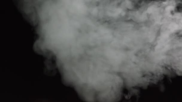 Des nuages de fumée de glace carbonique réalistes recouverts de brouillard sont parfaits pour composer vos clichés. Il suffit de le déposer et de changer son mode de mélange pour l'écran ou ajouter. — Video