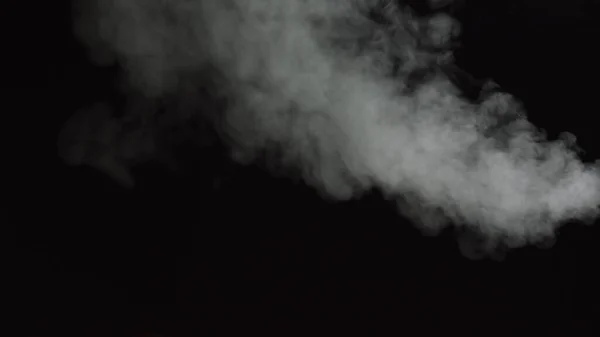 Vapor de agua blanca sobre fondo negro. Primer plano de tiro. El humo blanco flotando lentamente se levanta. Nube Haze abstracta. Efecto de niebla de animación. Efecto de corriente de humo 4K — Foto de Stock