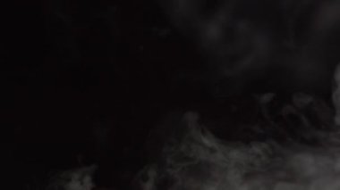 Karanlık Arkaplanda Yavaş Çekimde Yumuşak Sis. Siyah Arkaplanda Gerçekçi Atmosferik Gri Duman. Beyaz Duman Yavaşça Yükseliyor. Soyut Haze Bulutu. Animasyon Buğusu Efekti. Duman Akımı Efekti 4K