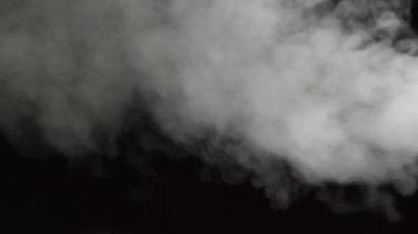 Karanlık Arkaplanda Yavaş Çekimde Yumuşak Sis. Siyah Arkaplanda Gerçekçi Atmosferik Gri Duman. Beyaz Duman Yavaşça Yükseliyor. Soyut Haze Bulutu. Animasyon Buğusu Efekti. Duman Akımı Efekti 4K