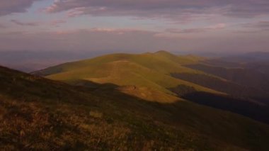 Alp dağlarının hava görüntüsü. Dağların, kayaların, yeşilliklerin, kayalık tepelerin üzerinde uçtular. Orada dokunulmamış bir doğa, güzel bir dağ manzarası vardı..