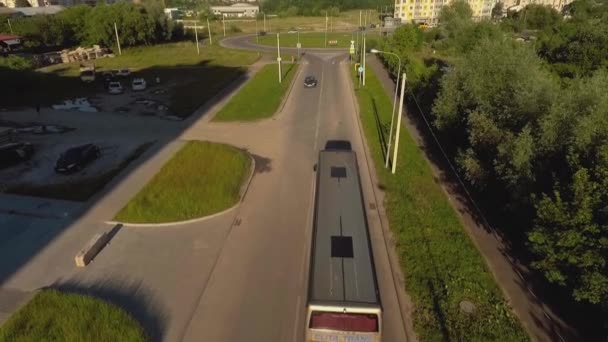 Grandes autobuses turísticos, transporte internacional, transporte turístico, tiro en helicóptero, fotografía aérea — Vídeos de Stock