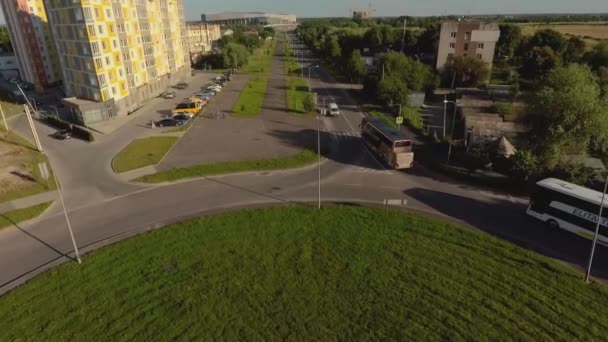 Velké turistické autobusy, mezinárodní doprava, turistická doprava, střelba vrtulníkem, letecká fotografie — Stock video