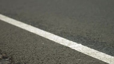 Yol tabelası, yeni bir yol inşaatı. Yol yüzeyi onarımı.