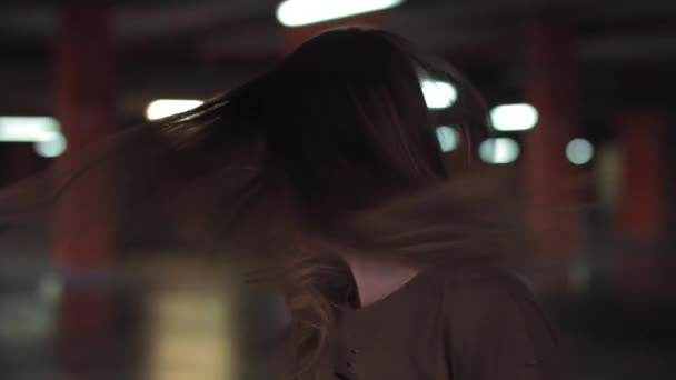 Hermosa mujer con un pelo magnífico. Divertida joven feliz agitar la cabeza para hacer volar el pelo. Atractiva jovencita se da la vuelta y mira a la cámara — Vídeos de Stock