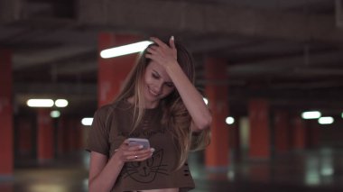 Rahat genç bir kadın akıllı telefon kullanarak sosyal medyada sörf yapıyor, haberleri kontrol ediyor, mobil oyunlar oynuyor ya da süpermarketin otoparkında mesaj yazıyor..