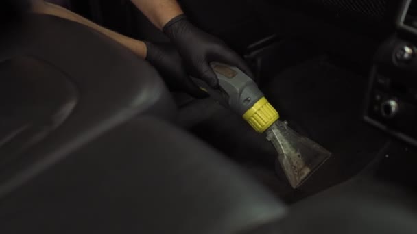 雇员将清扫汽车的内部。吸尘器汽车垫子的深度清洗 — 图库视频影像