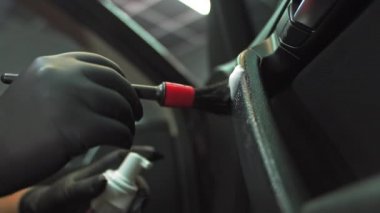 Bakterilere karşı kimyasal tedavi, detaylı temiz fırça araba kulpları, siyah eldivenli adam bakterilere karşı cihazların yüzeyi tedavi