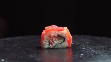 Peynir kremi, avokado ve salatalık ile doldurulmuş lezzetli Arigato suşisi, kırmızı yumurta ve çiğ somonla kaplı Philadelphia suşisi..