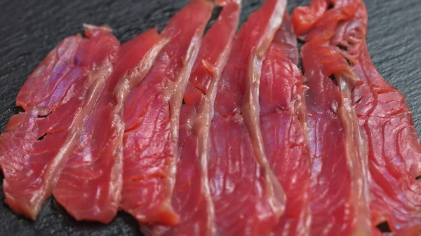 Close up shot of smoothly rotating salmon, Sushi cooking process - Filadélfia, queimando fogo fumando enguia de salmão de atum vermelho cru fresco — Fotografia de Stock