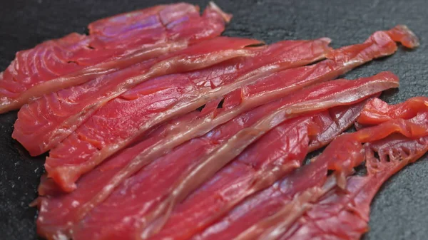 Primer plano de salmón giratorio suavemente, proceso de cocción de sushi Filadelfia, fuego ardiente ahumando anguila de salmón de atún rojo fresco —  Fotos de Stock