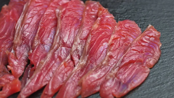 Zamknij strzał płynnie obracającego się łososia, Sushi gotowania procesu - Filadelfia, palenie ognia węgorz świeżego surowca czerwony tuńczyk łosoś — Zdjęcie stockowe