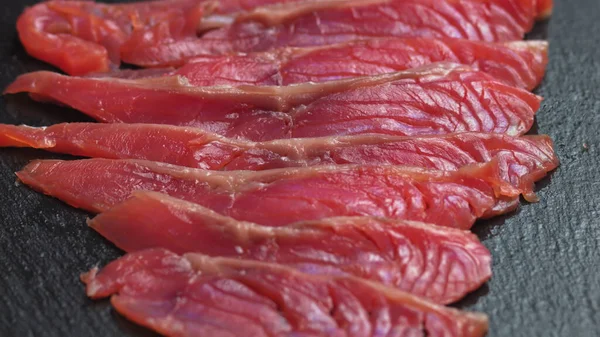 Close up shot of smoothly rotating salmon, Sushi cooking process - Filadélfia, queimando fogo fumando enguia de salmão de atum vermelho cru fresco — Fotografia de Stock