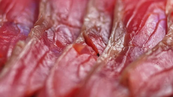 Close up shot of smoothly rotating salmon, Sushi cooking process - Filadélfia, queimando fogo fumando enguia de salmão de atum vermelho cru fresco. Makro... — Fotografia de Stock