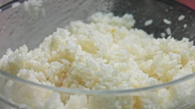 Japon pirinç taneleri dönüşümlü ve yakın çekim. Geleneksel Türk yemeği. Türk usulü pirinç. Yavaş çekim.