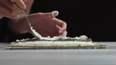 Suşi hazırlayan kadın. Japon yemeği konsepti olan insanlar.