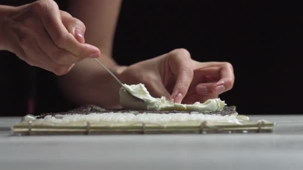 Dáma připravuje sushi roll - lidé s oblíbeným pokrmem japonské jídlo koncepce — Stock video