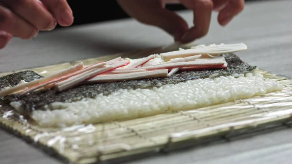 Шеф-повар готовит суши-ролл - люди с любимой концепцией японской кухни — стоковое фото