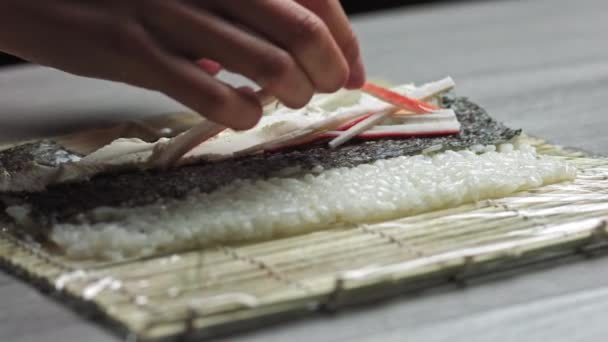 Chef preparando rolo de sushi - pessoas com prato favorito conceito de comida japonesa — Vídeo de Stock