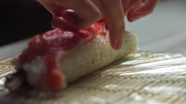 Gezond eten van zeevoedsel Omega 3. Roodbaars zalm aan boord van dichtbij. Chef maakt sandwich met rode vis, heerlijk vlees Slow Motion. Macro Chef-kok zalm filet plakken koken sushi close-up. — Stockfoto