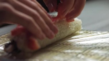 Sağlıklı Yiyen Deniz Gıda Omega 3. Adam Kırmızı Balık Somonu Gemide. Yakın plan. Şef kırmızı balıklı sandviç yapar, lezzetli et yavaş hareket eder. Makro Şef Somon Bifteği Dilimler Pişirme Suşi Yakın.