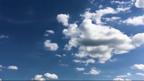 Witte wolken aan de blauwe lucht — Stockvideo