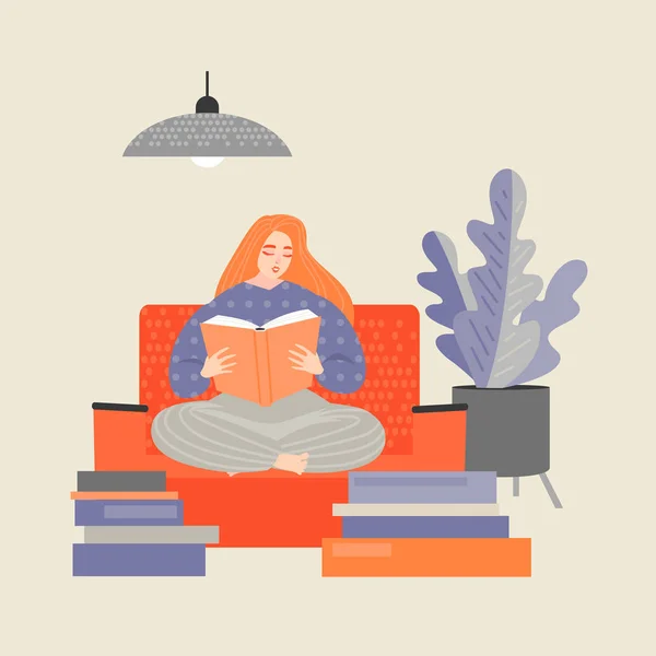 Rudowłosa dziewczyna siedzi na kanapie i czytanie książek — Wektor stockowy
