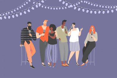 Bir grup genç, karaoke partisinde şarkı söyleyen mikrofonlarla.