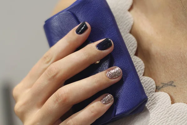 Vacker Kvinnlig Hand Med Manikyr Håller Blått Läder Plånbok Mörkblå — Stockfoto