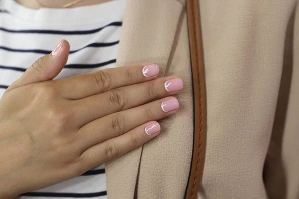 Schöne Weibliche Hand Mit Maniküre Zartrosa Nagellack Mit Weißem Kreszensand — Stockfoto