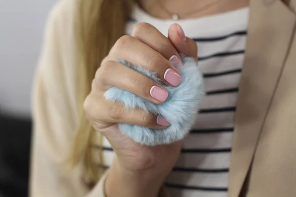 Schöne Weibliche Hand Mit Maniküre Hält Einen Blauen Flauschigen Ball — Stockfoto