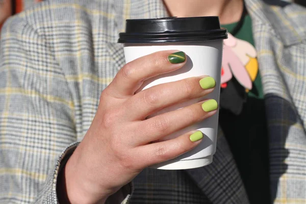 Vacker Kvinnlig Hand Med Manikyr Håller Kartong Kaffekopp Anbud Gult — Stockfoto