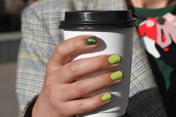 Schöne Weibliche Hand Mit Maniküre Hält Kaffeetasse Aus Pappe Zarter — Stockfoto