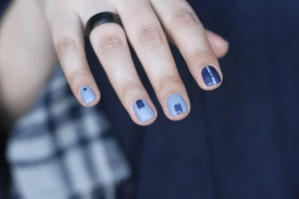 Schöne Weibliche Hand Mit Außergewöhnlicher Maniküre Kreatives Nageldesign Blau Ultra — Stockfoto