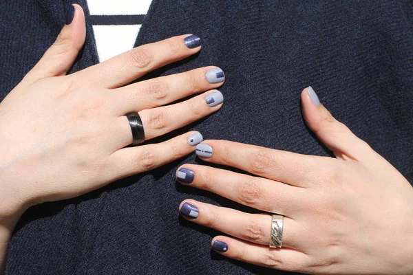 Wunderschöne Weibliche Hände Mit Außergewöhnlicher Maniküre Kreatives Nageldesign Blau Ultra — Stockfoto