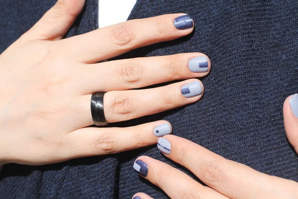 Wunderschöne Weibliche Hände Mit Außergewöhnlicher Maniküre Kreatives Nageldesign Blau Ultra — Stockfoto