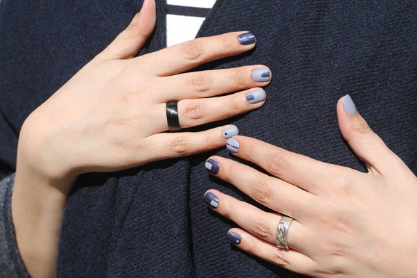 Wunderschöne Weibliche Hände Mit Außergewöhnlicher Maniküre Kreatives Nageldesign Blau Ultra — Stockfoto