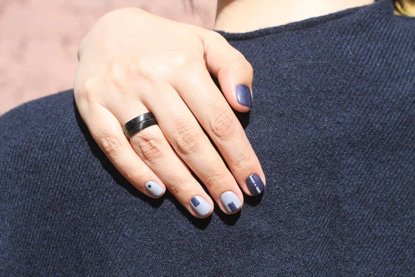 Schöne Weibliche Hand Mit Außergewöhnlicher Maniküre Kreatives Nageldesign Blau Ultra — Stockfoto