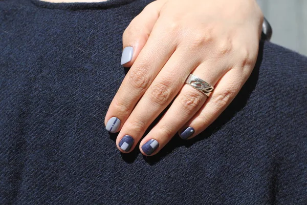 Schöne Weibliche Hand Mit Außergewöhnlicher Maniküre Kreatives Nageldesign Blau Ultra — Stockfoto